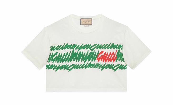 Gucci 白色草写 logo T，1万6400元。（Gucci提供）