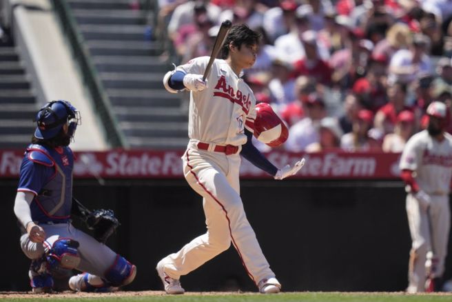 天使队大谷翔平接住落下的头盔。（美联社资料照）