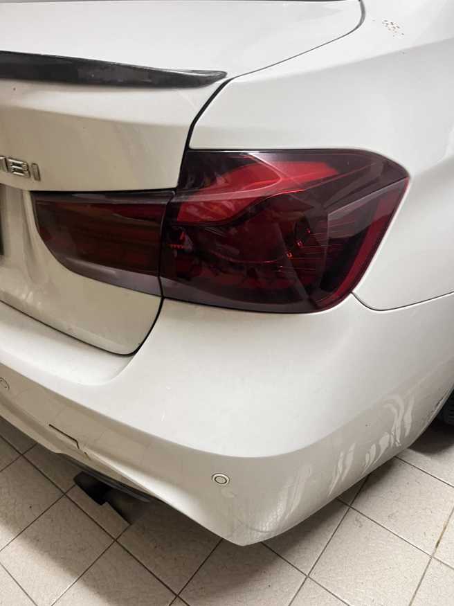 网友认为原PO的车尾灯灯壳疑似过黑。（翻摄自脸书爆料公社）