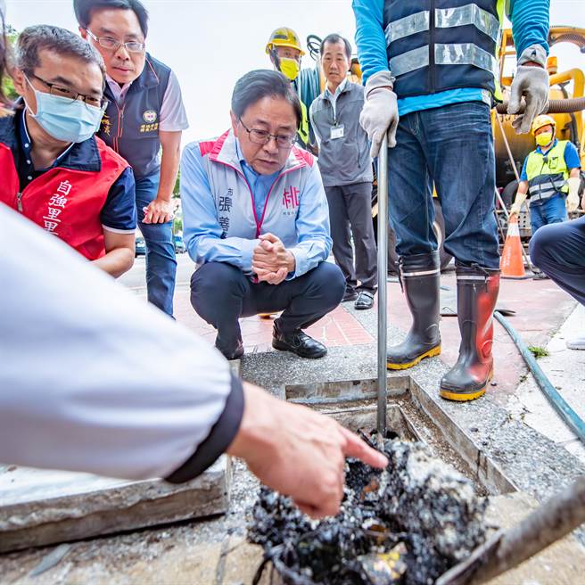 桃园市长张善政前往易淹水路段查看清淤状况。（桃园市环保局提供／陈梦茹桃园传真）