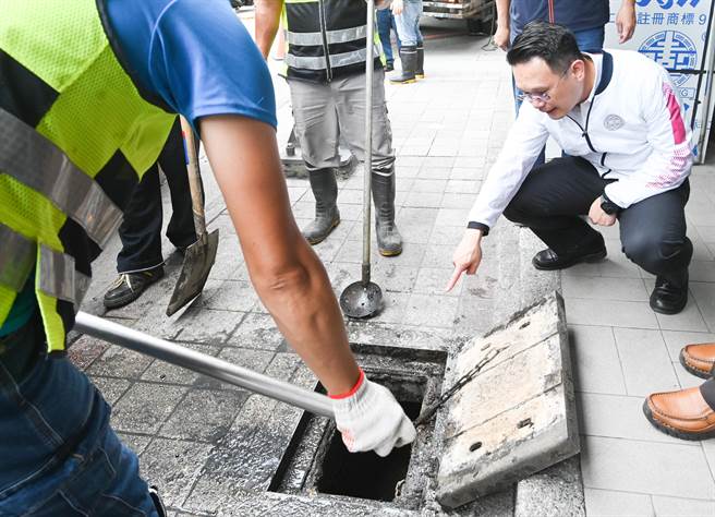 桃园市副市长苏俊宾今也前往易淹水路段查看清淤状况。（桃园市环保局提供／陈梦茹桃园传真）