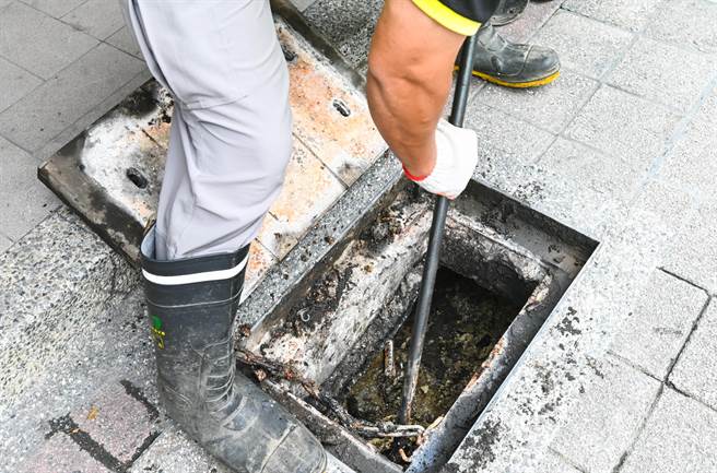 因应玛娃颱风，桃园市环保局各区中队提前启动防颱清淤的整备工作。（桃园市环保局提供／陈梦茹桃园传真）