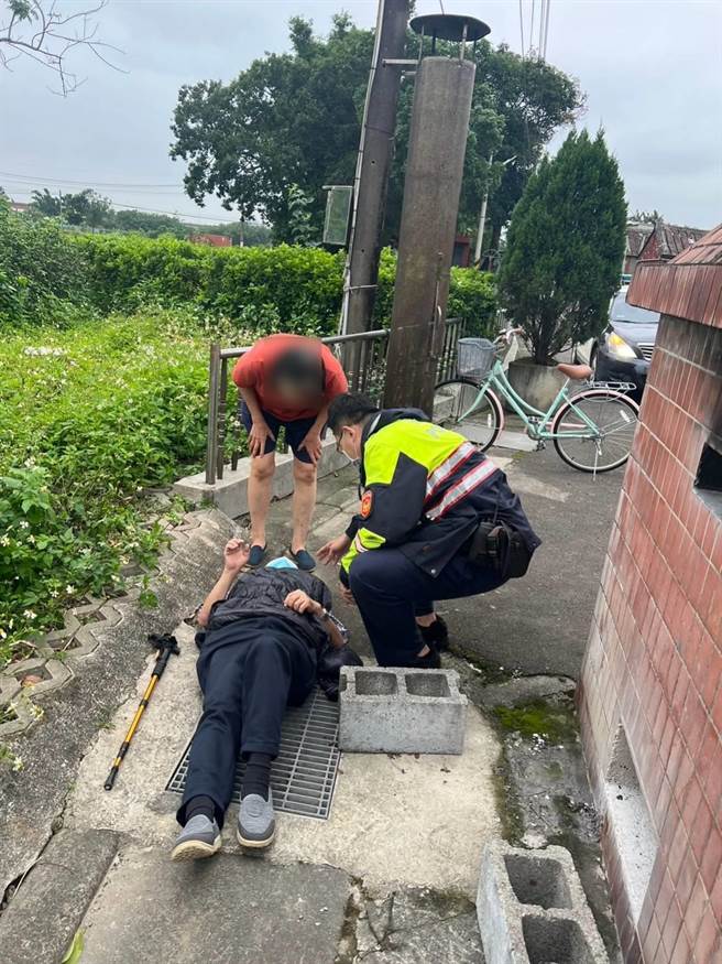 桃园76岁徐姓老翁，23日下午独自出门散步，疑踩到湿滑水沟盖摔倒，倒地动弹不得，所幸路过民眾报警协助救护。（翻摄照片／蔡明亘桃园传真）
