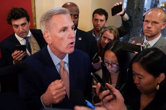 2023年5月23日，眾议院议长麦卡锡于国会大厦就债务上限问题与记者交谈。（路透社）