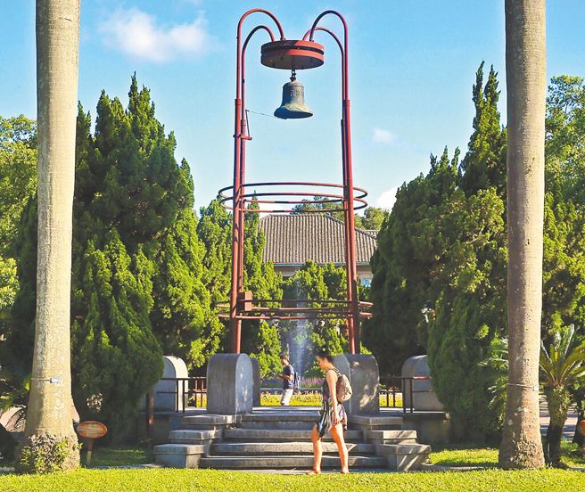 台大发生学生言论歧视特定族群及性别事件，校方发布声明表示遗憾与自责。图为台大傅钟。（本报资料照片）