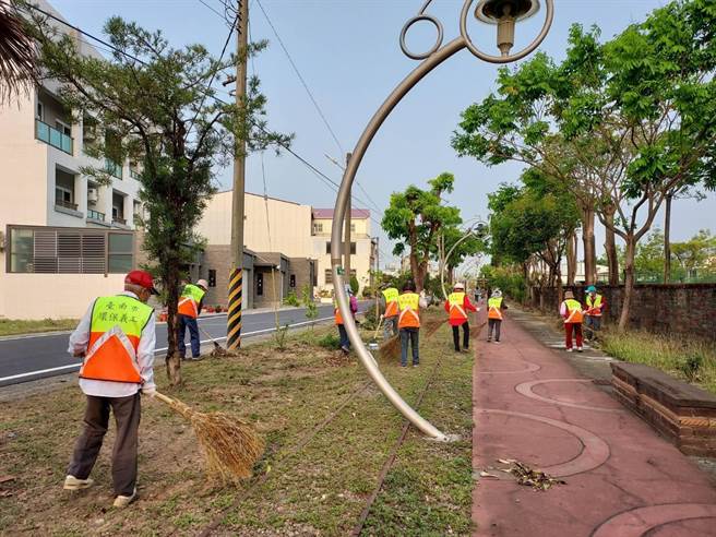 台南市下营区仁里里的志工们热心打扫社区环境。（姜美芬提供／张毓翎台南传真）