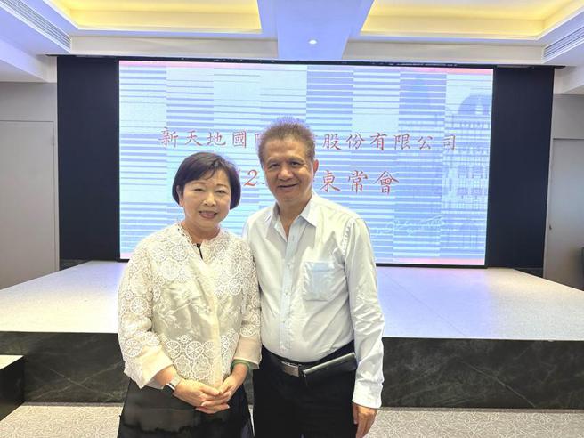 新天地董事长王玉云(左)与夫婿、总裁欧敏卿，24日出席股东常会，并合影。（图／刘朱松）