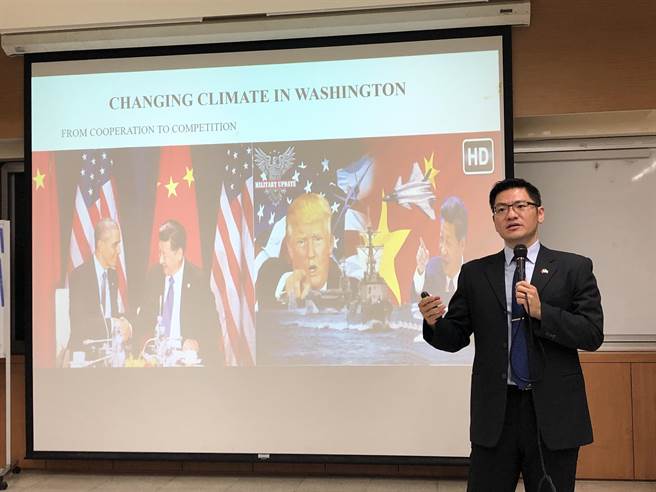 政大东亚所与国关中心24日合办「美中台三角关系」系列演讲，首场邀请亚太和平研究协会执行长、美国山姆休斯顿州立大学政治系副教授翁履中主讲。（朱绍圣摄）