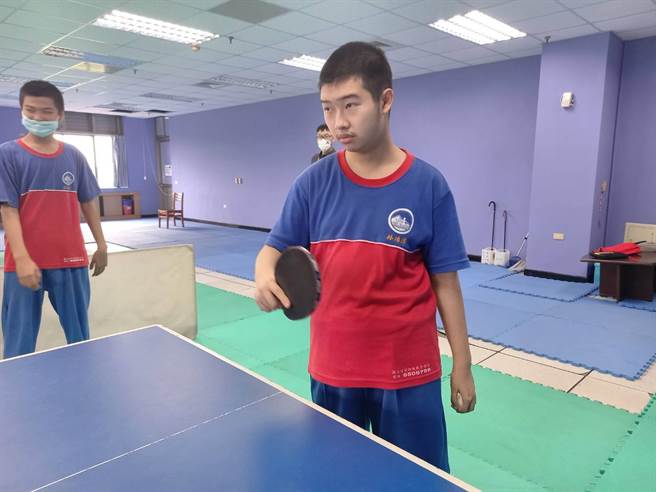 林洧漳是多重身心重度身障者，不仅没自暴自弃，反而秉持对桌球不懈怠的毅力，努力迈向特殊奥运的舞台。（吴佩蓉摄）