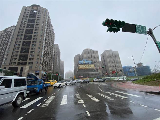 桃园龟山区捷运A7站附近大楼林立，人口激增，但联外交通不足，市府交通局7月底将推出「大坪顶环状微循环公车」。（蔡依珍摄）