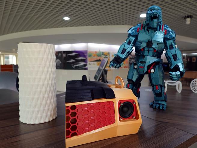 华梵大学学生学习成果展，展出蓝芽喇叭（中）和组装机器人（右）作品。（华梵大学提供）