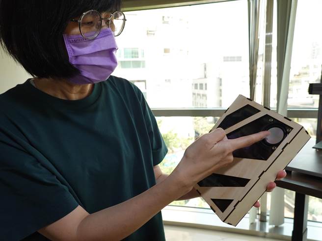 华梵大学智慧生活设计学系陈妙凤老师详细解说学生设计的书本状蓝芽音箱功能。（华梵大学提供）
