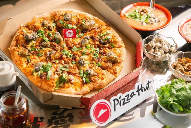 同时推出的必胜客「蚵仔麵线披萨」，纵使有香菜加持，声量却完全被大王具足虫盖过，不少网友直言「完全忘了这回事」。(图／必胜客提供)