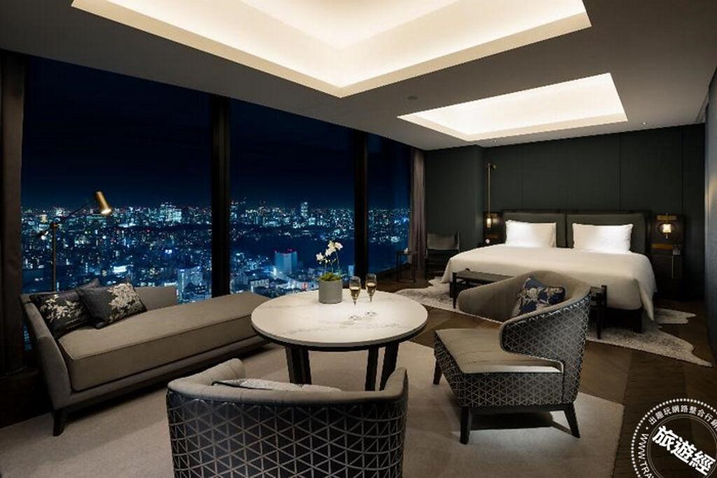 「BELLUSTAR TOKYO」的Junior Corner Suite Twin客房，可從寬廣的落地窗俯瞰大片東京美景。（圖：Pan Pacific Hotels Group提供）