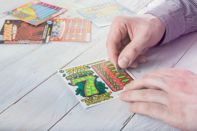 美国肯塔基州一名男子因车子油料将尽找了一个加油站加油，顺便买了彩券，岂料中了头奖。（示意图／Shutterstock）