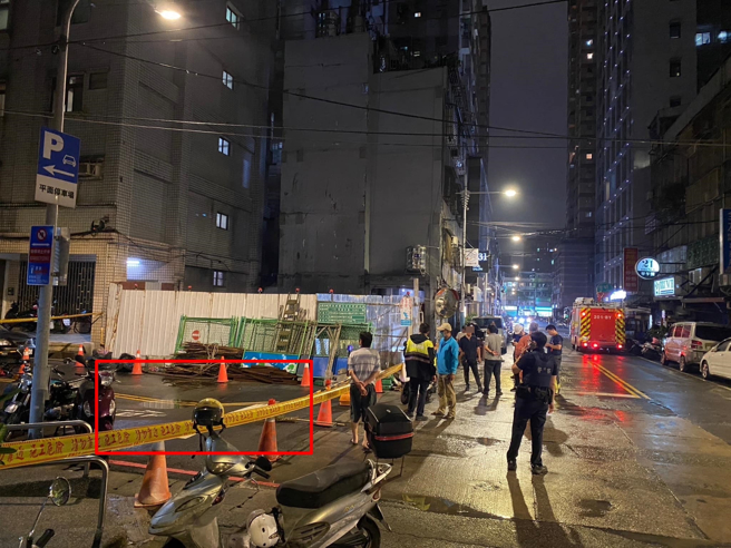 新北板桥这一区晚间突发「路面下陷」 警消拉封锁线戒备。（翻摄自脸书爆料公社）