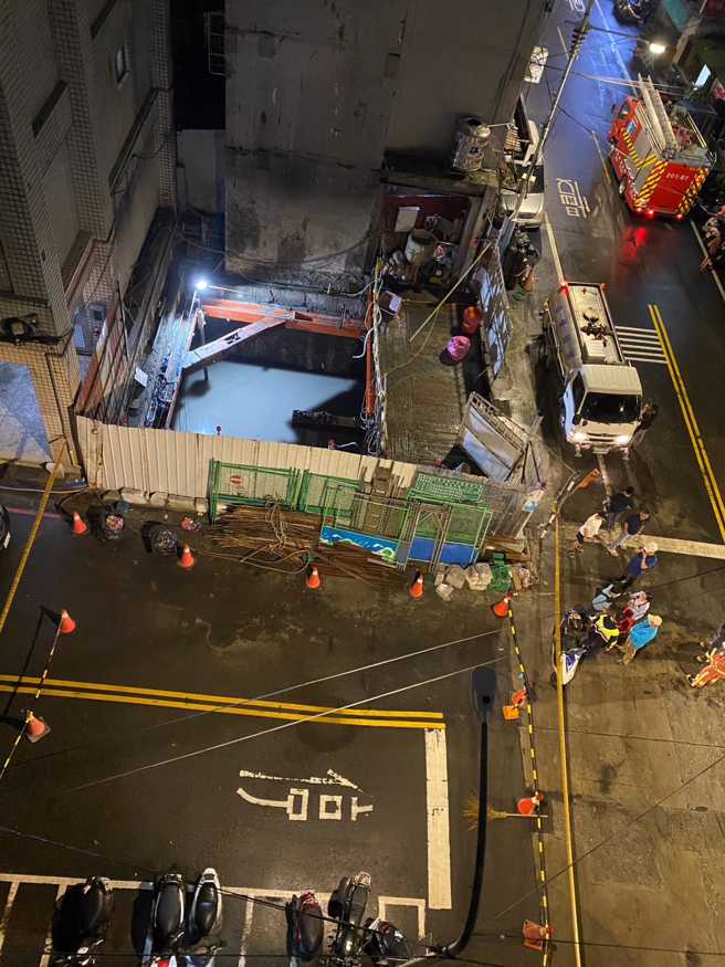 新北板桥这一区晚间突发「路面下陷」 警消拉封锁线戒备。（翻摄自脸书爆料公社）