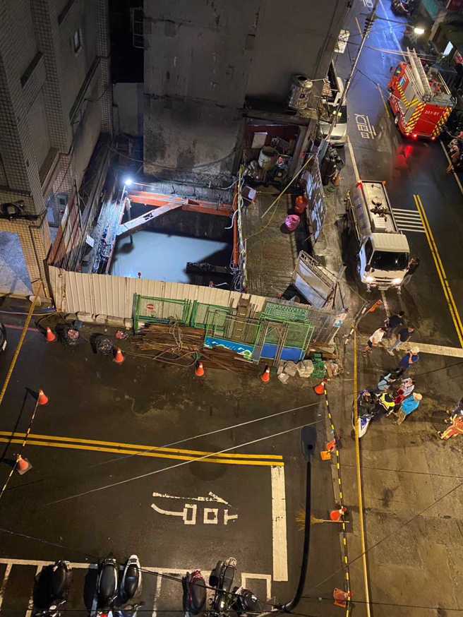 新北板桥晚间突发「路面下陷」 警消拉封锁线戒备。（翻摄自脸书爆料公社）
