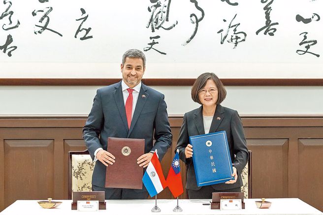 蔡英文总统（右）于2018年10月8日会晤巴拉圭共和国总统阿布铎（左）并签署「联合声明」。（资料照/总统府提供）