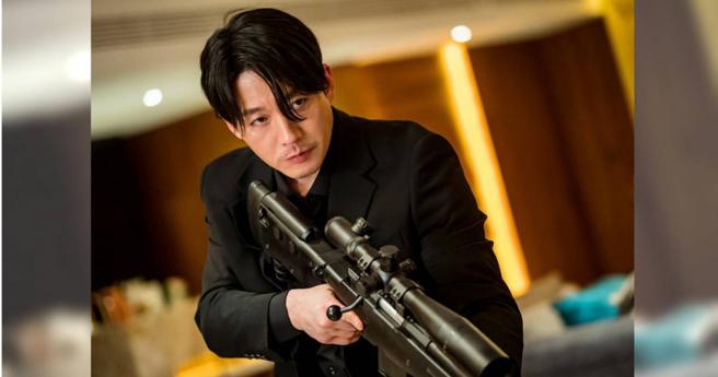 张赫在《特务家族》饰演国家情报院特工权道勋，多年来隐藏身份，连老婆也被矇在鼓里。（图／Disney+提供）