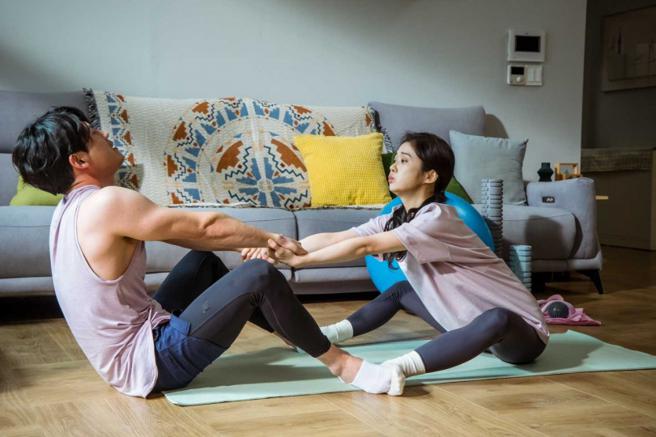 张赫与张娜拉继四度共演，《特务家族》导演张正道表示两人超有默契，知道如何接哏。（图／Disney+提供）