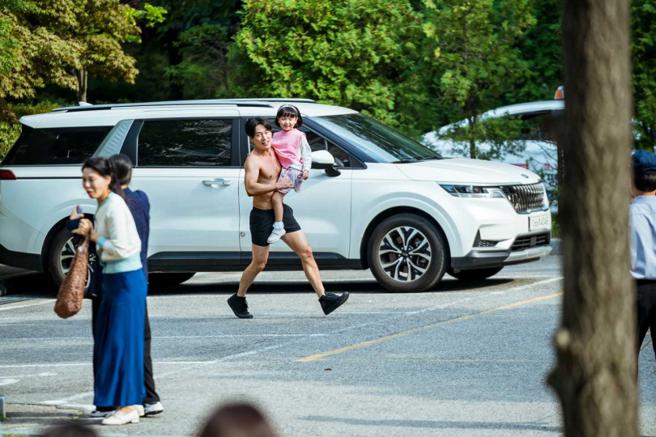 张赫一天不运动就浑身不对劲，就连到国外工作也不中断。（图／Disney+提供）