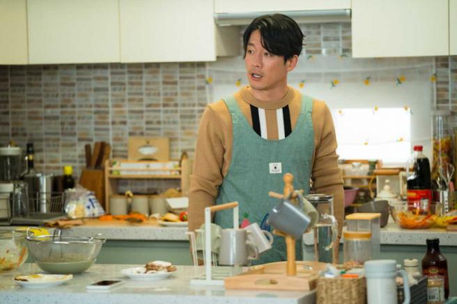 育有2子1女张赫笑说他在家就像行走的家具，挡到电视会被孩子喊「借过」。（图／Disney+提供）