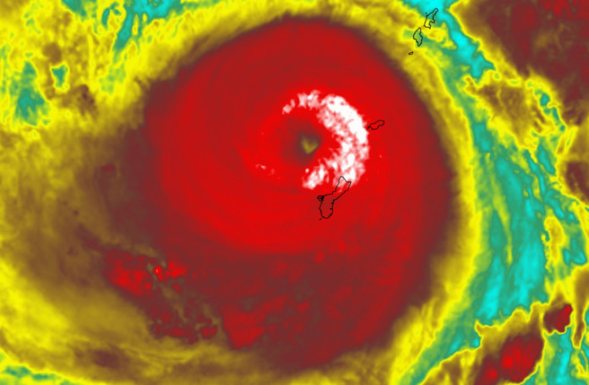 玛娃颱风中心一度长出「爱心眼」，重整后威力更强，将重返强颱。（翻摄天气风险 WeatherRisk脸书）