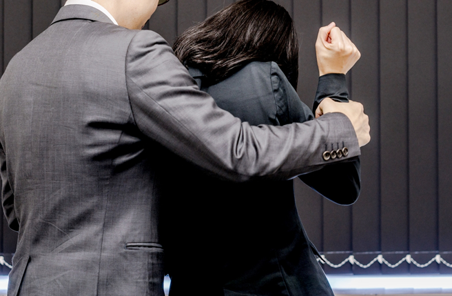 引导视障者出站，女站务员搭电梯突遭「勾颈埋肩」，判决结果出炉。（示意图/shutterstock）