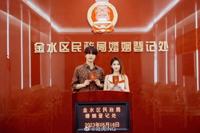 陆虎情定8年小提琴家正妹女友。（图／陆虎微博）