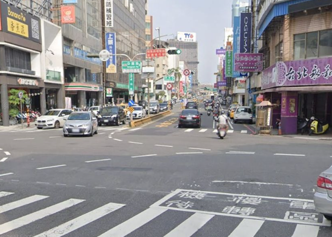 网友分享过马路经验，竟遭驾驶飙骂三字经。（翻摄爆废公社二馆脸书）