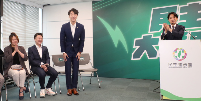 民进党主席赖清德（右）24日宣布，新北市立委选举第八选区徵召时代力量前党员吴峥（右2起）、第九选区与无党籍政治评论员李正皓合作及第十一选区徵召前议员曾柏瑜参选。（资料照,郑任南摄）