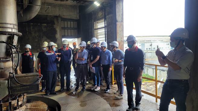 花莲县环保局改善中华纸浆厂异味排放问题，导入微型感测器监测气体外，还邀请专家学者进厂进行异味改善专案辅导，大幅改善制程气体逸散。（花莲县政府提供／罗亦晽花莲传真）