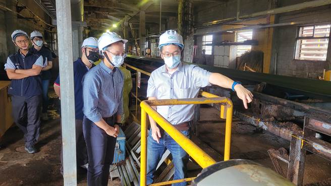 花莲县环保局改善中华纸浆厂异味排放问题，导入微型感测器监测气体外，还邀请专家学者进厂进行异味改善专案辅导，大幅改善制程气体逸散。（花莲县政府提供／罗亦晽花莲传真）