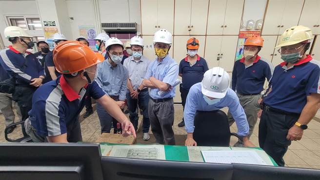 花莲县环保局改善中华纸浆厂异味排放问题，导入微型感测器监测气体外，还邀请专家学者进厂进行异味改善专案辅导，大幅改善制程气体逸散。（花莲县政府提供／罗亦晽花莲传真）