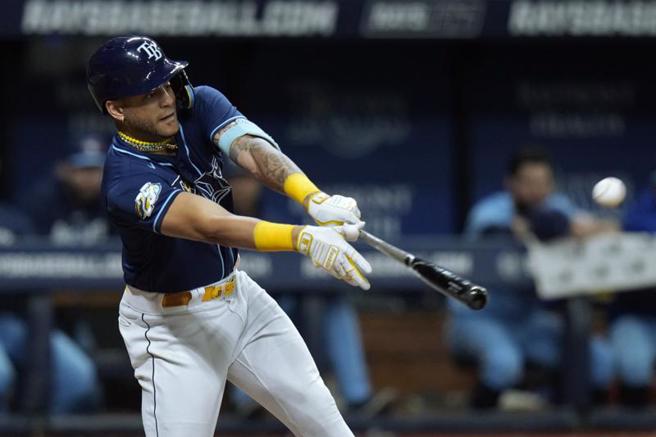 蓝鸟Jose Siri击出安打。（美联社）