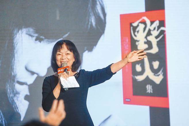 龙应台与李四川21日在机场汉堡店见面，谈老樟树再度面临开路铲树的命运。（本报资料照）