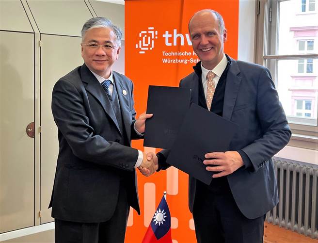 朝阳科大校长郑道明(左)代表与德国乌兹堡应用科学大学(THWS)校长Prof. Dr. Robert Grebner(右)签订合作备忘录。(朝阳科大提供)