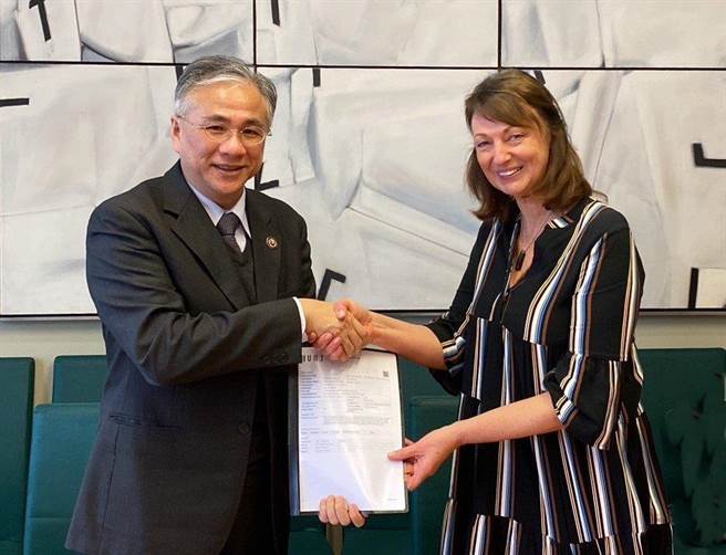 朝阳科大校长郑道明(左)与ETEN捷克姊妹校马萨里克大学(Masaryk University)完成合作备忘录与交换学生计画续约。(朝阳科大提供)