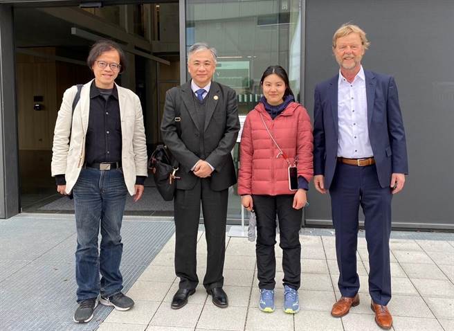 朝阳科大校长郑道明(左二)在社工系黄全庆老师(左一)陪同下赴德国姊妹校OTH大学交流，由该校前校长Prof. Dr. Wolfgan Baier(右一)接待，并访视本校交换生。(朝阳科大提供)