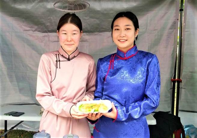 蒙古学生准备家乡传统小吃「火烧儿」，与师生分享。(朝阳科大提供)