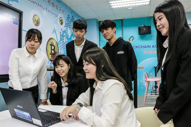 朝阳科大培育跨领域金融科技整合人才，首度进榜THE商业及经济领域排名，表现亮眼。(朝阳科大提供)