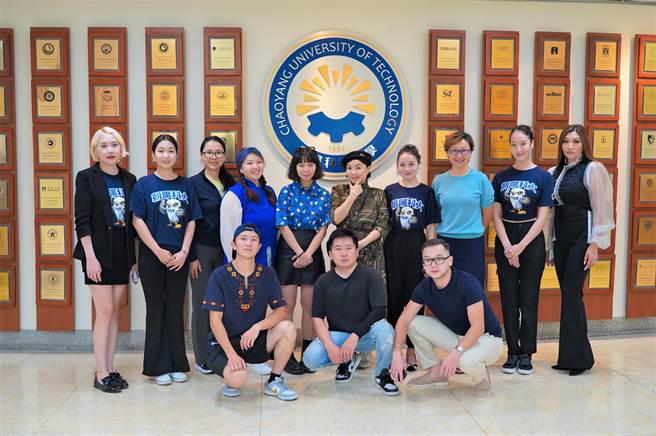 就读朝阳科大企业管理系台湾产业策略发展博士班的蒙古学生辛采彩(后排右三)，荣获全球领袖2022留学臺湾奖学金，表现优异。(朝阳科大提供)