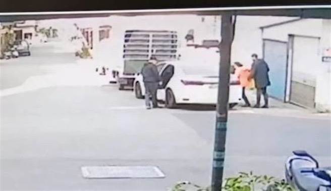 警方在李嫌现身时上前逮捕。（翻摄照片／王惠慧新竹传真）