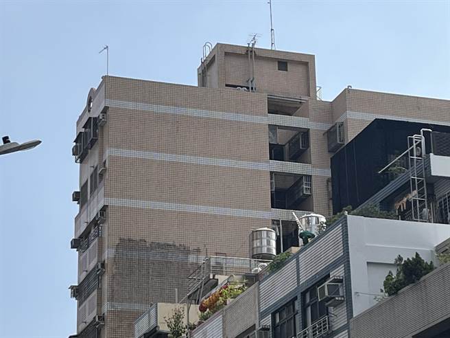 高雄一名在菜市场卖玉米的吴姓女子不满中度智能障碍的妹妹帮忙顾摊时算错钱，一气之下毒打妹妹还痛骂「妳怎么不去死一死」，接着把妹妹反锁、关在8楼窗台后就去睡觉。吴女醒来时，发现妹妹已坠落惨死在1楼防火巷，高雄地检署依拘禁致人致死罪将吴女起诉。（袁庭尧摄）