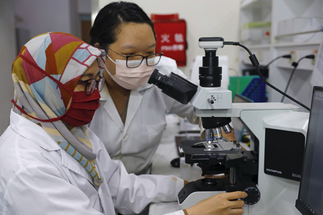 透过校级研究中心，带动研发与产学绩效，朝阳科大连3年进榜THE工程领域排名。(朝阳科大提供)