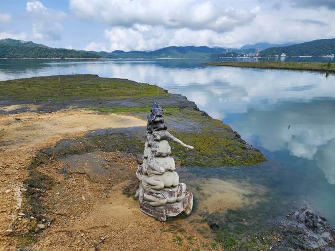 前几天锋面过境，日月潭本周累计蓄水量增加1717.03万吨，25日水位回升至745.46公尺，九蛙迭像上岸3个多月即将重返水域。（日月潭风管处提供／杨静茹南投传真）