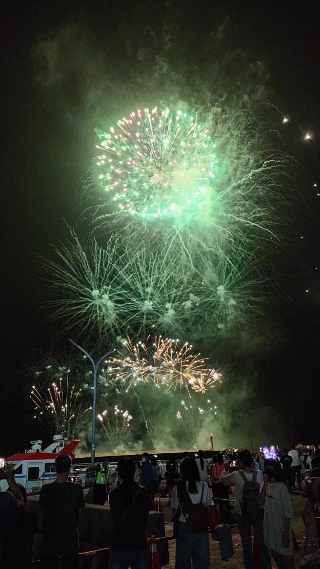 昨晚七美花火最大僅能施放6吋煙火彈，但超過百種豐富花色，讓10分鐘的花火秀一樣璀璨。（許逸民攝）