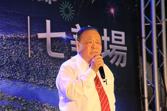 澎湖縣長陳光復也應景上台演唱「行船人的愛」。（許逸民攝）