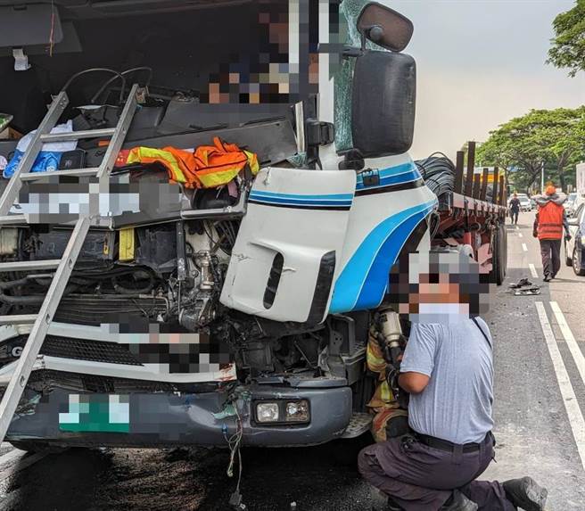 駕駛一度受困車內，消防人員出動破壞器材將人救出。（翻攝照片／高雄洪靖宜傳真）